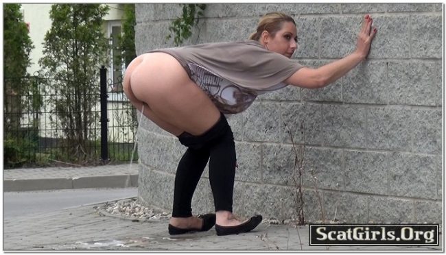 Ass Up - Public Pissing